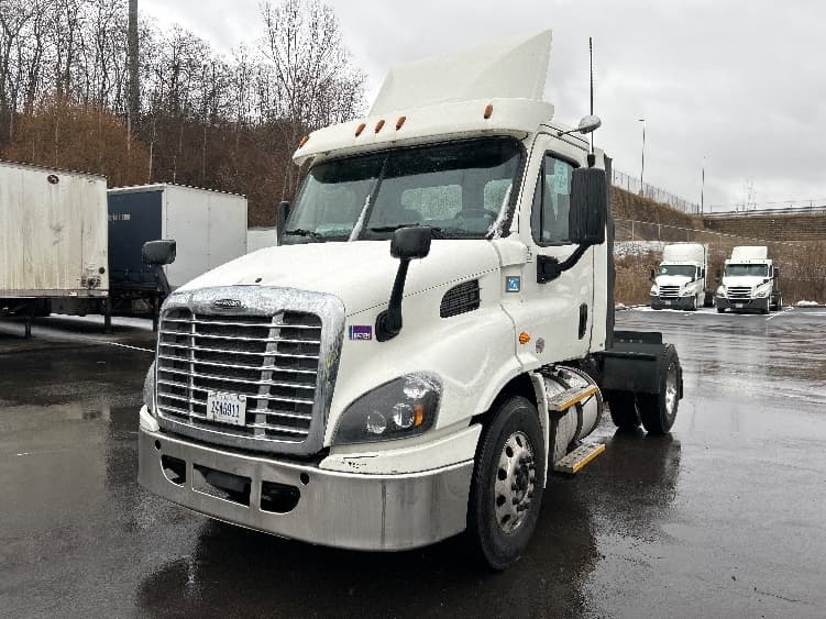 2017 Freightliner Cascadia in Binghamton, NY — photo 3