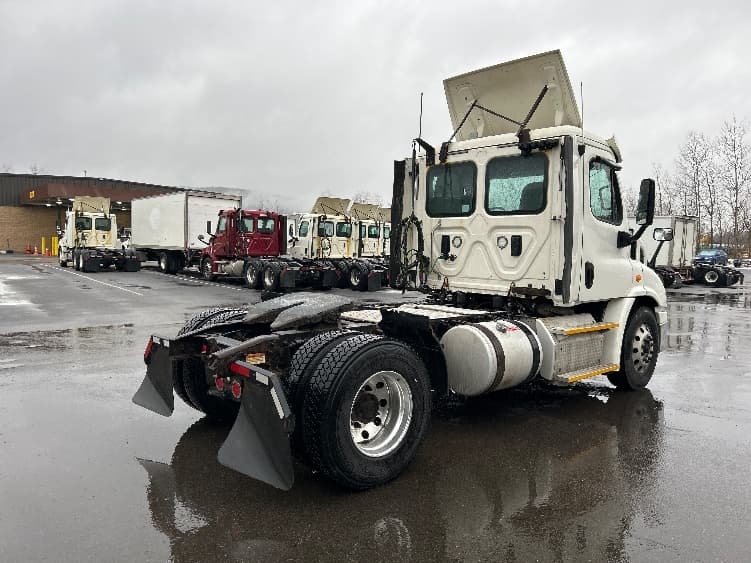 2017 Freightliner Cascadia in Binghamton, NY — photo 7