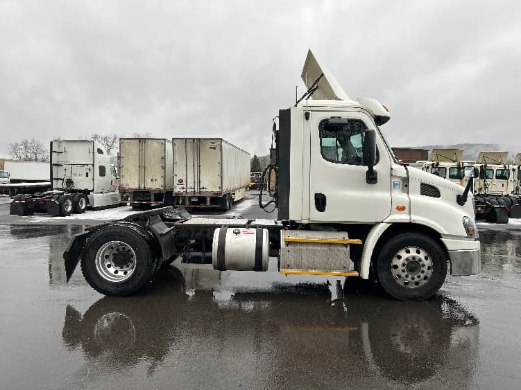 2017 Freightliner Cascadia in Binghamton, NY — photo 8