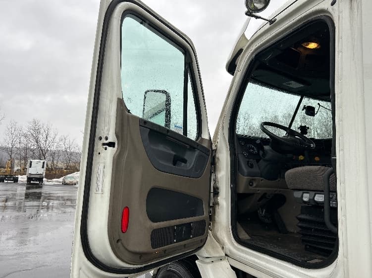 2017 Freightliner Cascadia in Binghamton, NY — photo 9