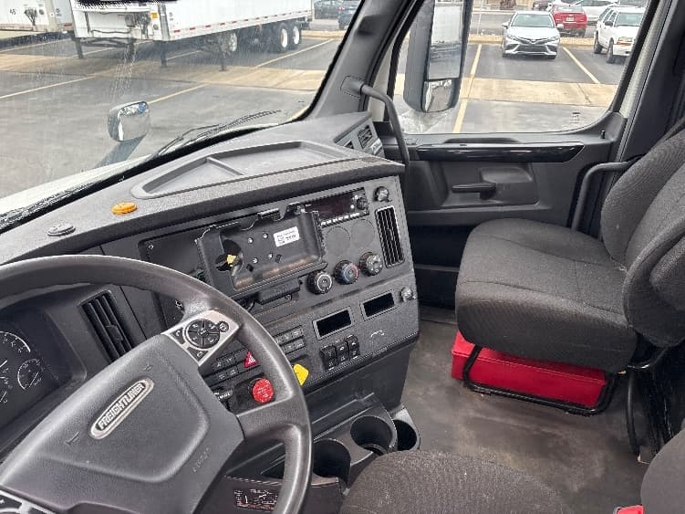 2023 Freightliner Cascadia in Obetz, OH — photo 10