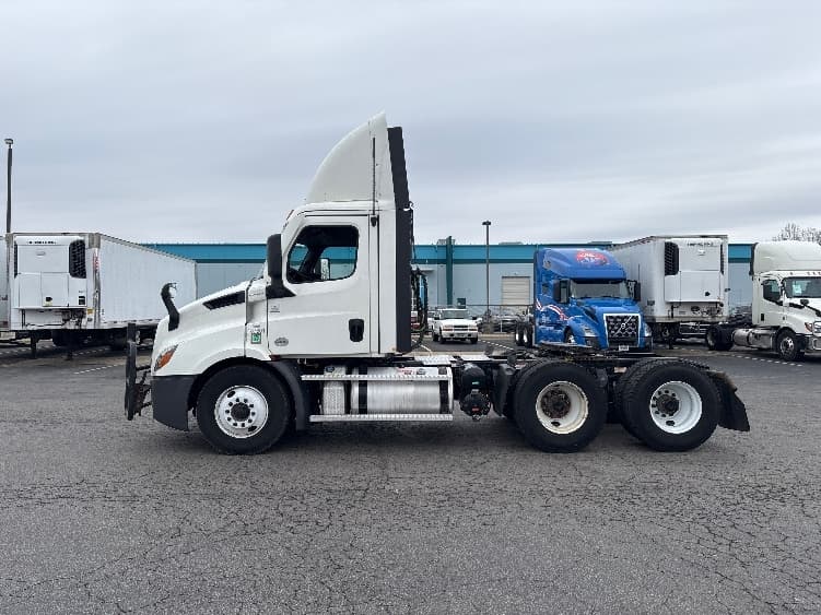 2023 Freightliner Cascadia in Obetz, OH — photo 4