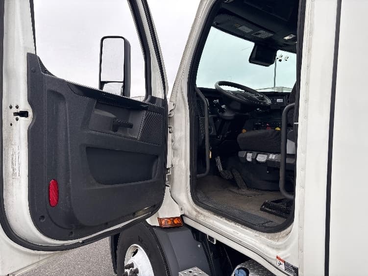 2023 Freightliner Cascadia in Obetz, OH — photo 9