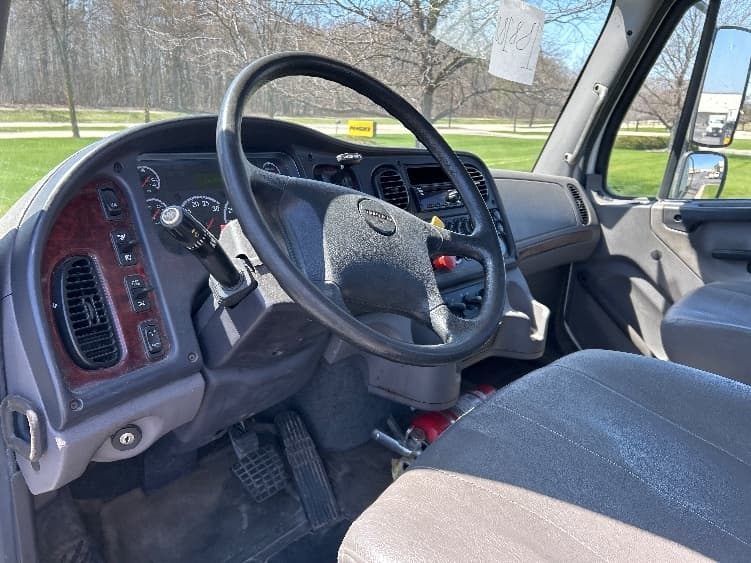 2018 Freightliner M2 106 in De Pere, WI — photo 10
