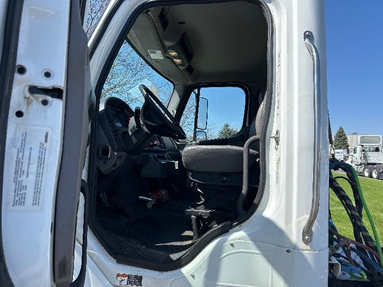 2018 Freightliner M2 106 in De Pere, WI — photo 9