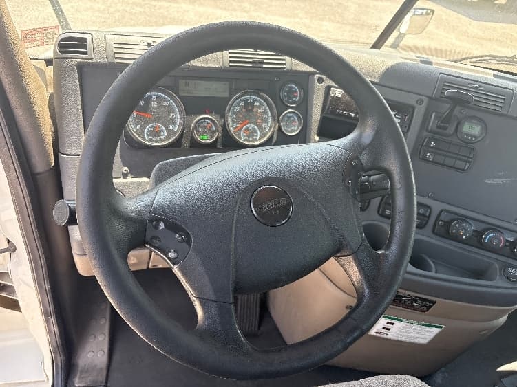 2018 Freightliner Cascadia in Norfolk, VA — photo 10