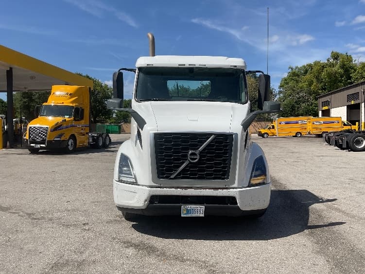 2019 Volvo VNR 640 in Tampa, FL — photo 2
