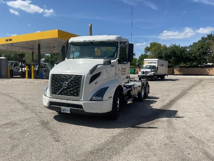 2019 Volvo VNR 640 in Tampa, FL — photo 3