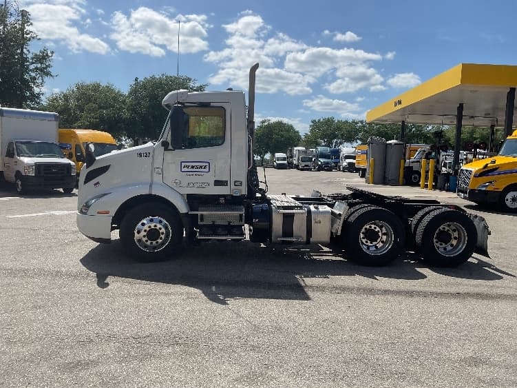2019 Volvo VNR 640 in Tampa, FL — photo 4