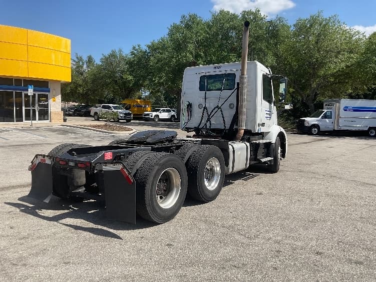 2019 Volvo VNR 640 in Tampa, FL — photo 7