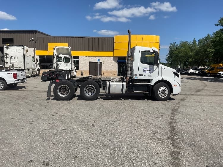 2019 Volvo VNR 640 in Tampa, FL — photo 8