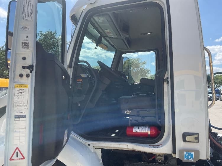 2019 Volvo VNR 640 in Tampa, FL — photo 9