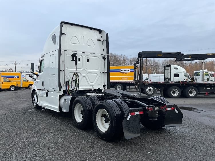2023 Freightliner Cascadia in Lacey, WA — photo 5