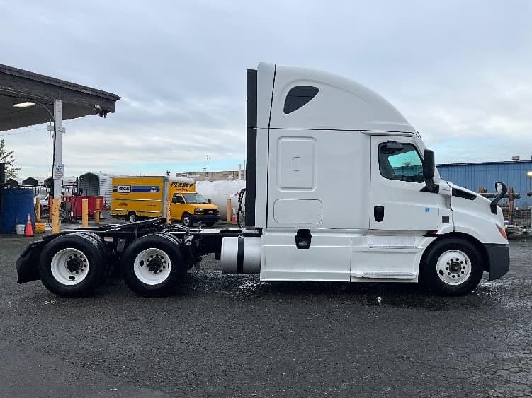 2023 Freightliner Cascadia in Lacey, WA — photo 8