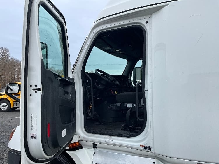 2023 Freightliner Cascadia in Lacey, WA — photo 9