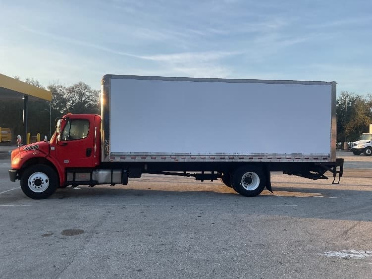 2018 Freightliner M2 106 in Tampa, FL — photo 4