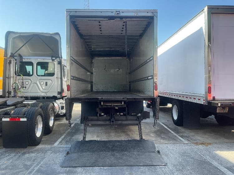 2018 Freightliner M2 106 in Tampa, FL — photo 8