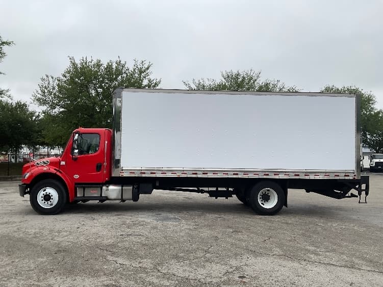 2018 Freightliner M2 106 in Tampa, FL — photo 4