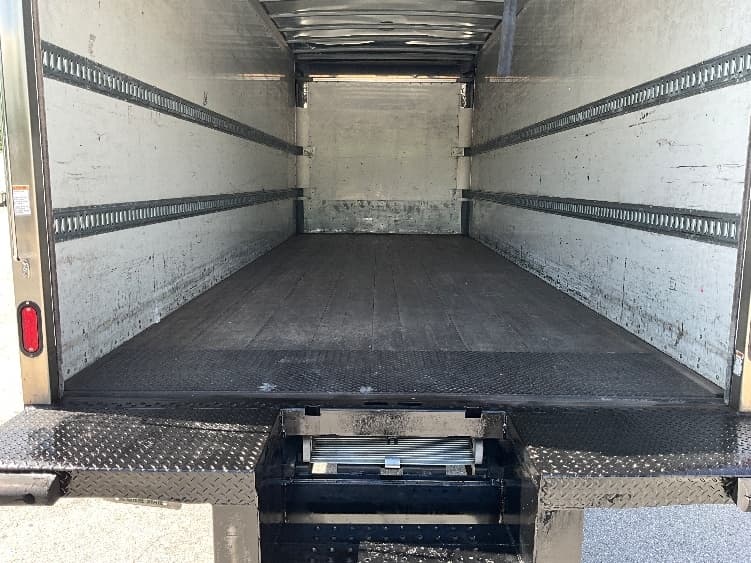2018 Freightliner M2 106 in Tampa, FL — photo 10