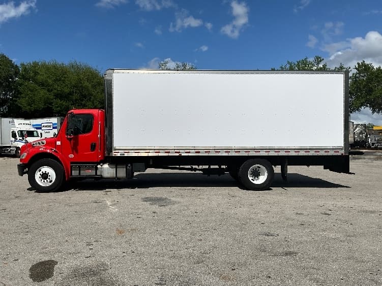 2018 Freightliner M2 106 in Tampa, FL — photo 4