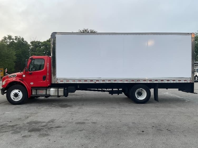 2018 Freightliner M2 106 in Tampa, FL — photo 4