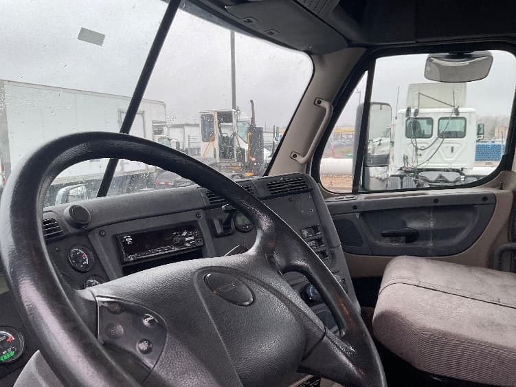 2018 Freightliner Cascadia in Kansas City, MO — photo 10