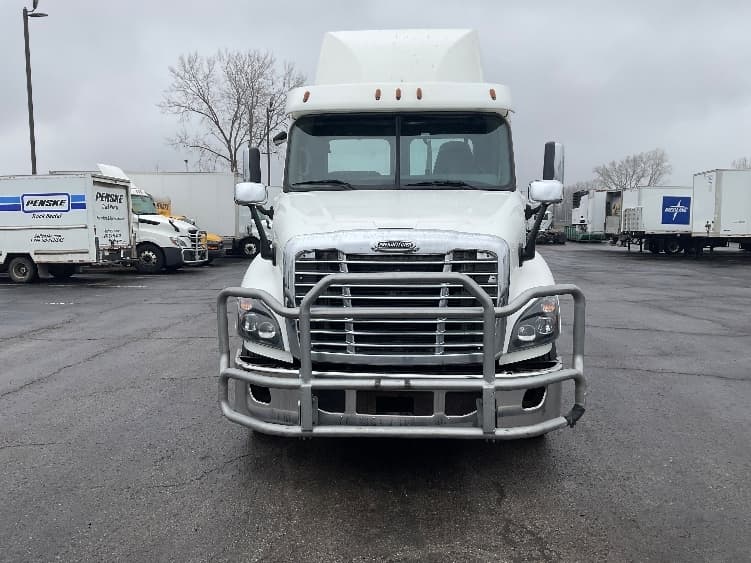 2018 Freightliner Cascadia in Kansas City, MO — photo 2