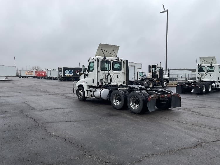 2018 Freightliner Cascadia in Kansas City, MO — photo 5