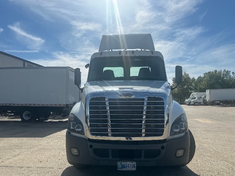 2018 Freightliner Cascadia in Hattiesburg, MS — photo 2
