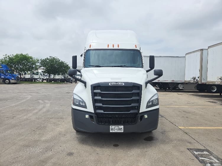 2023 Freightliner Cascadia in Dallas, TX — photo 2
