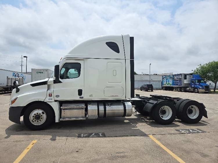 2023 Freightliner Cascadia in Dallas, TX — photo 4