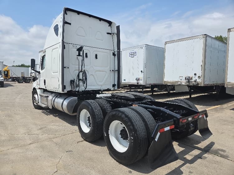 2023 Freightliner Cascadia in Dallas, TX — photo 5