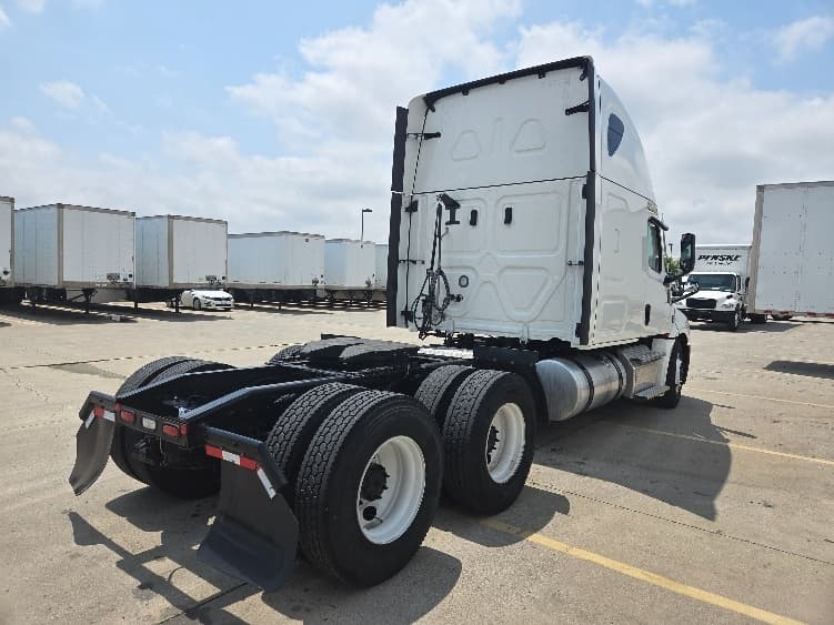 2023 Freightliner Cascadia in Dallas, TX — photo 7