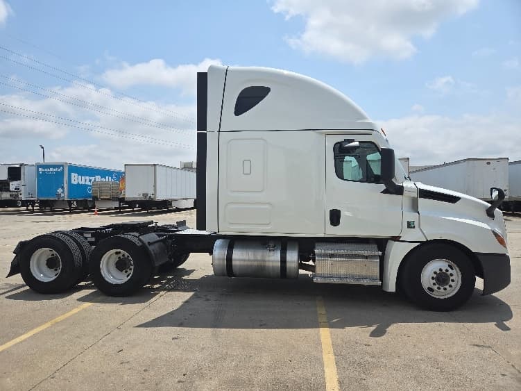 2023 Freightliner Cascadia in Dallas, TX — photo 8