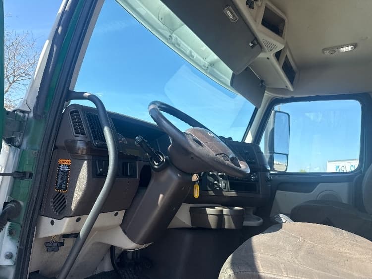 2018 Volvo VNL 300 in Dallas, TX — photo 10