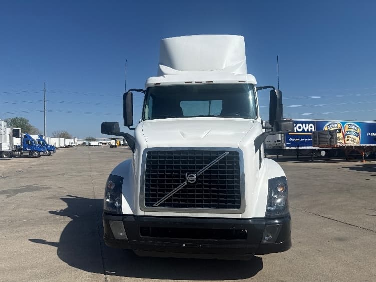 2018 Volvo VNL 300 in Dallas, TX — photo 2
