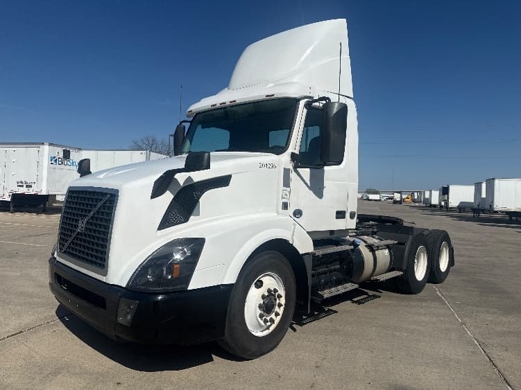 2018 Volvo VNL 300 in Dallas, TX — photo 3