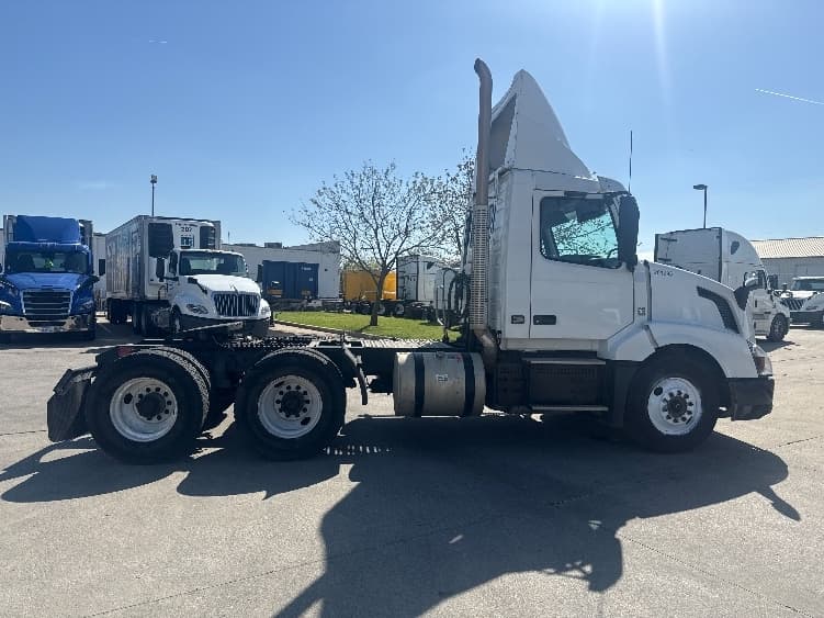 2018 Volvo VNL 300 in Dallas, TX — photo 8
