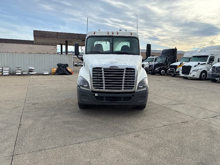 2018 Freightliner Cascadia in Parkersburg, WV — photo 2
