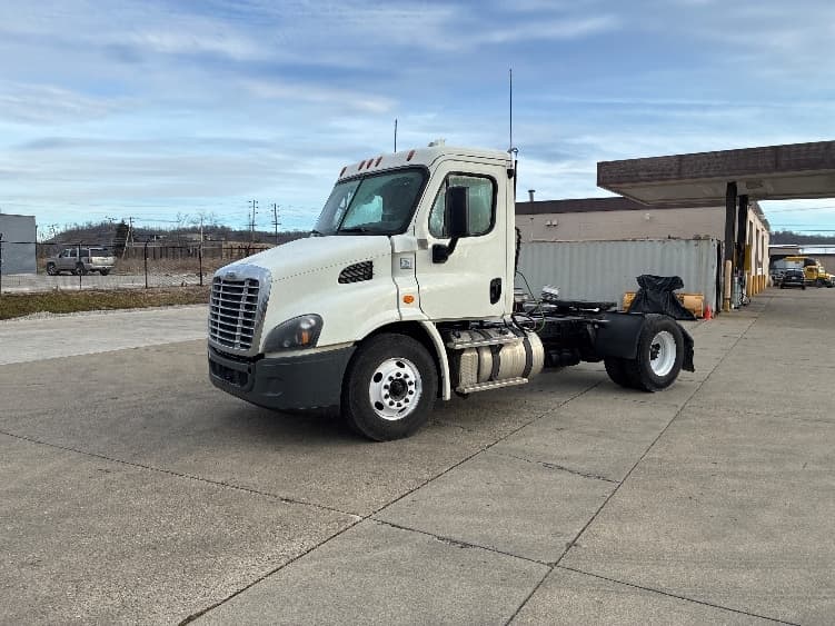 2018 Freightliner Cascadia in Parkersburg, WV — photo 3
