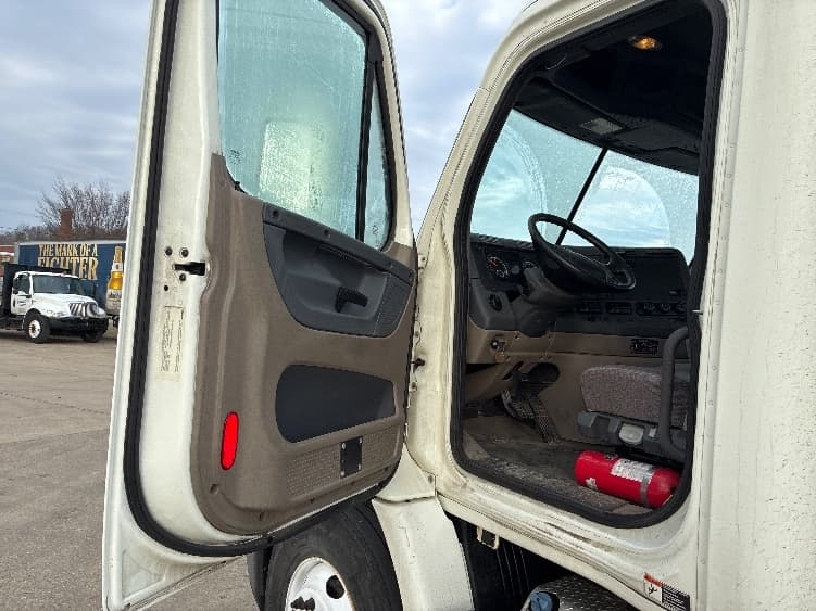 2018 Freightliner Cascadia in Parkersburg, WV — photo 9