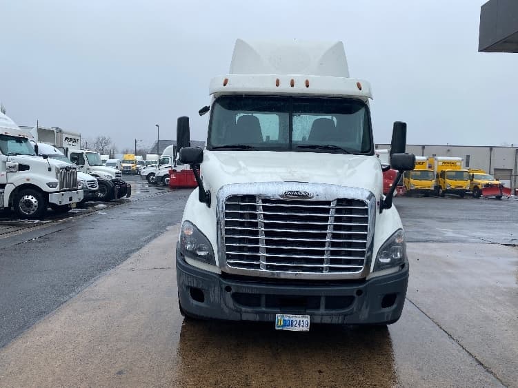 2018 Freightliner Cascadia in South Plainfield, NJ — photo 2