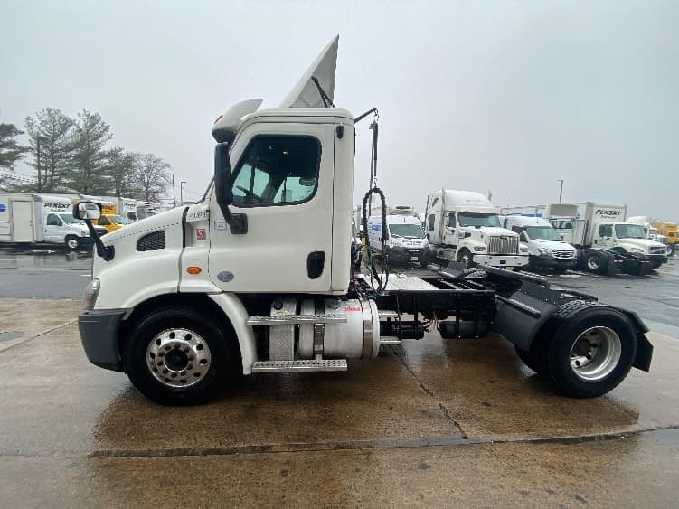 2018 Freightliner Cascadia in South Plainfield, NJ — photo 4