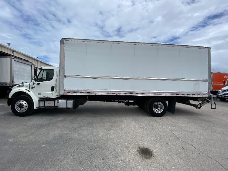 2018 Freightliner M2 106 in Ocala, FL — photo 4