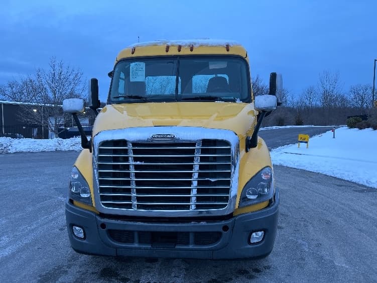 2019 Freightliner Cascadia in Fitchburg, MA — photo 2