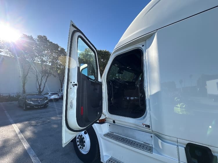 2024 Freightliner Cascadia in Medley, FL — photo 9