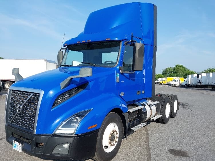 2019 Volvo VNL 300 in Harrisburg, PA — photo 3