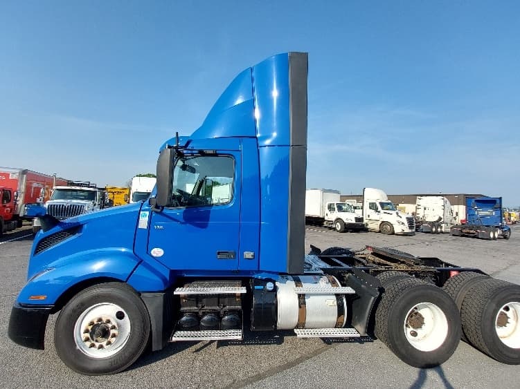 2019 Volvo VNL 300 in Harrisburg, PA — photo 4