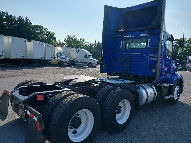 2019 Volvo VNL 300 in Harrisburg, PA — photo 7