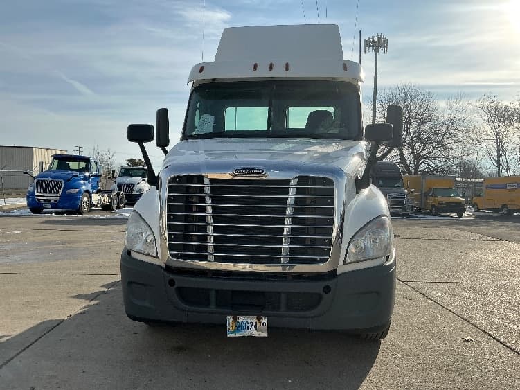 2019 Freightliner Cascadia in Elkhart, IN — photo 2